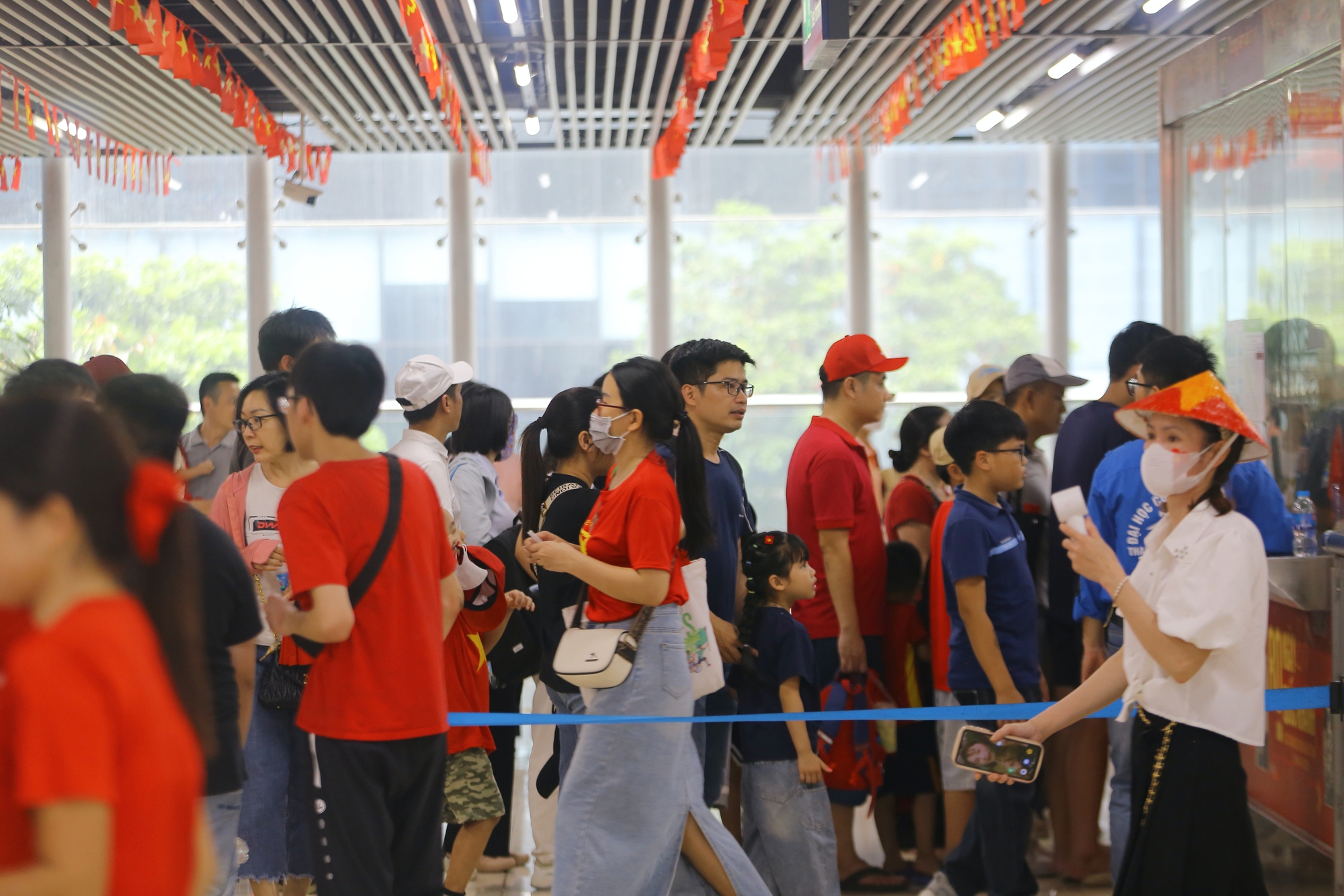 Miễn phí vé, ga tàu Cát Linh - Hà Đông chật kín khách đi xem diễu binh Quốc khánh 2-9 - Ảnh 6