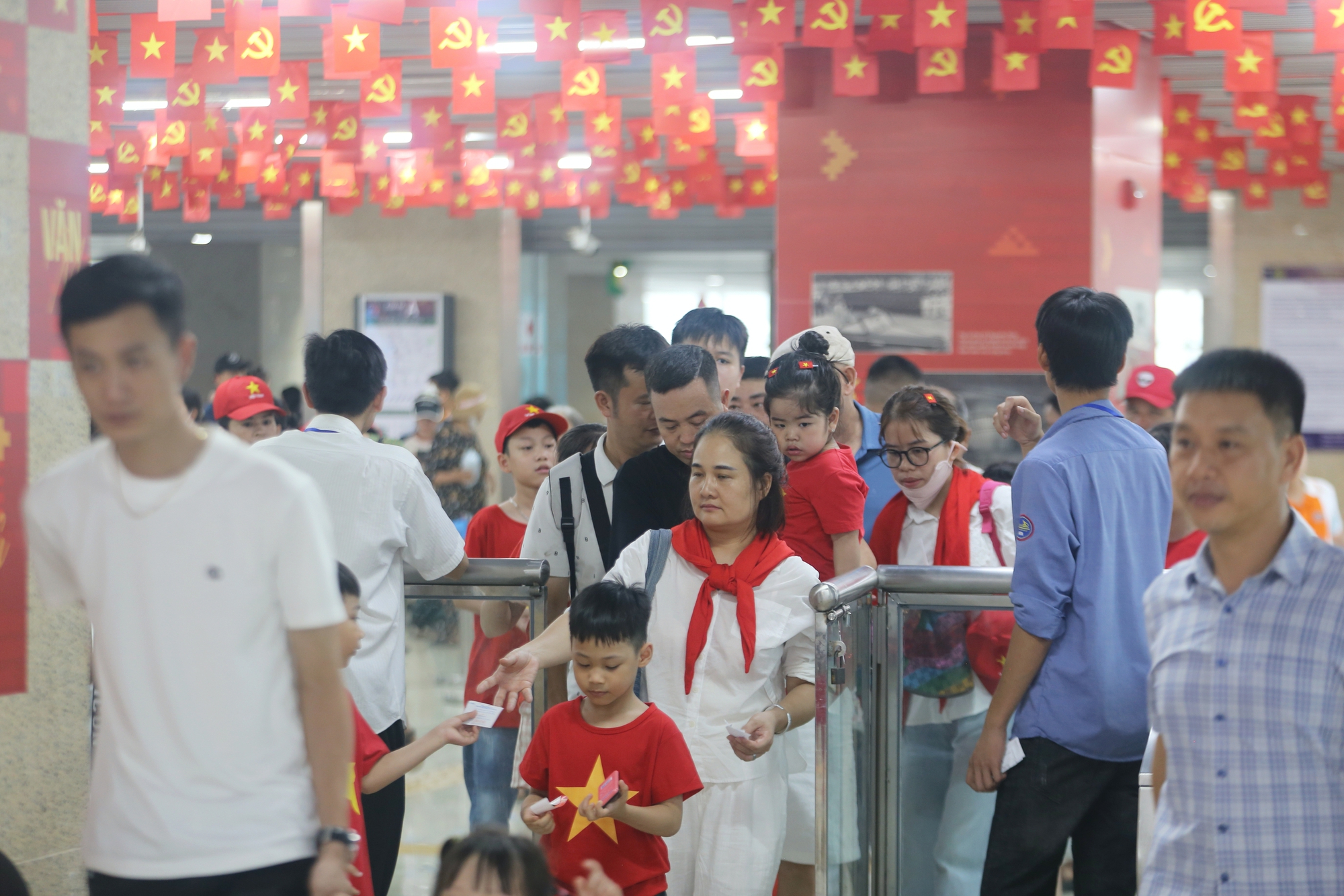 Miễn phí vé, ga tàu Cát Linh - Hà Đông chật kín khách đi xem diễu binh Quốc khánh 2-9 - Ảnh 8