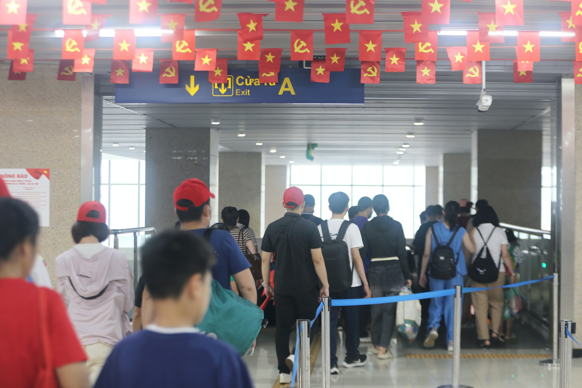 Miễn phí vé, ga tàu Cát Linh - Hà Đông chật kín khách đi xem diễu binh Quốc khánh 2-9 - Ảnh 9