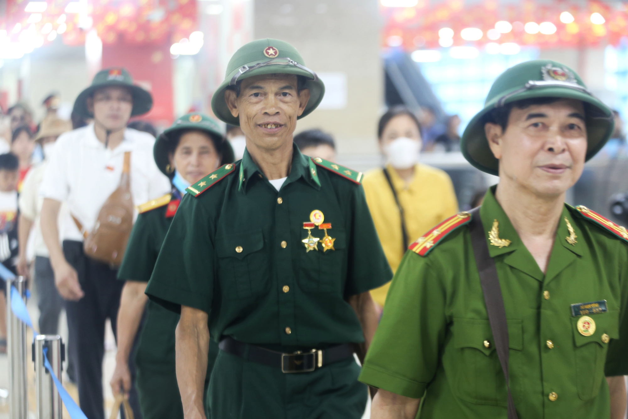 Miễn phí vé, ga tàu Cát Linh - Hà Đông chật kín khách đi xem diễu binh Quốc khánh 2-9 - Ảnh 10