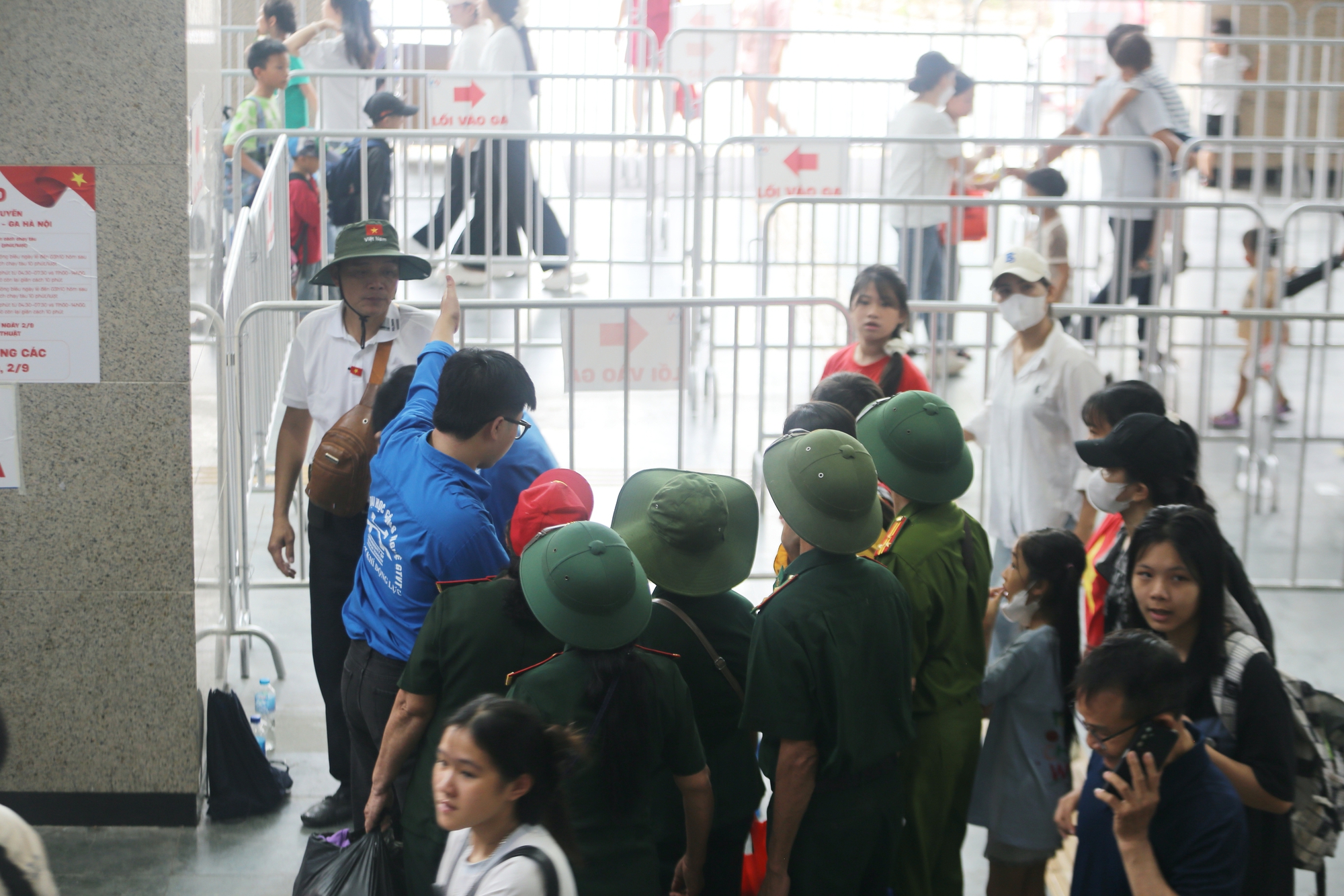 Miễn phí vé, ga tàu Cát Linh - Hà Đông chật kín khách đi xem diễu binh Quốc khánh 2-9 - Ảnh 11