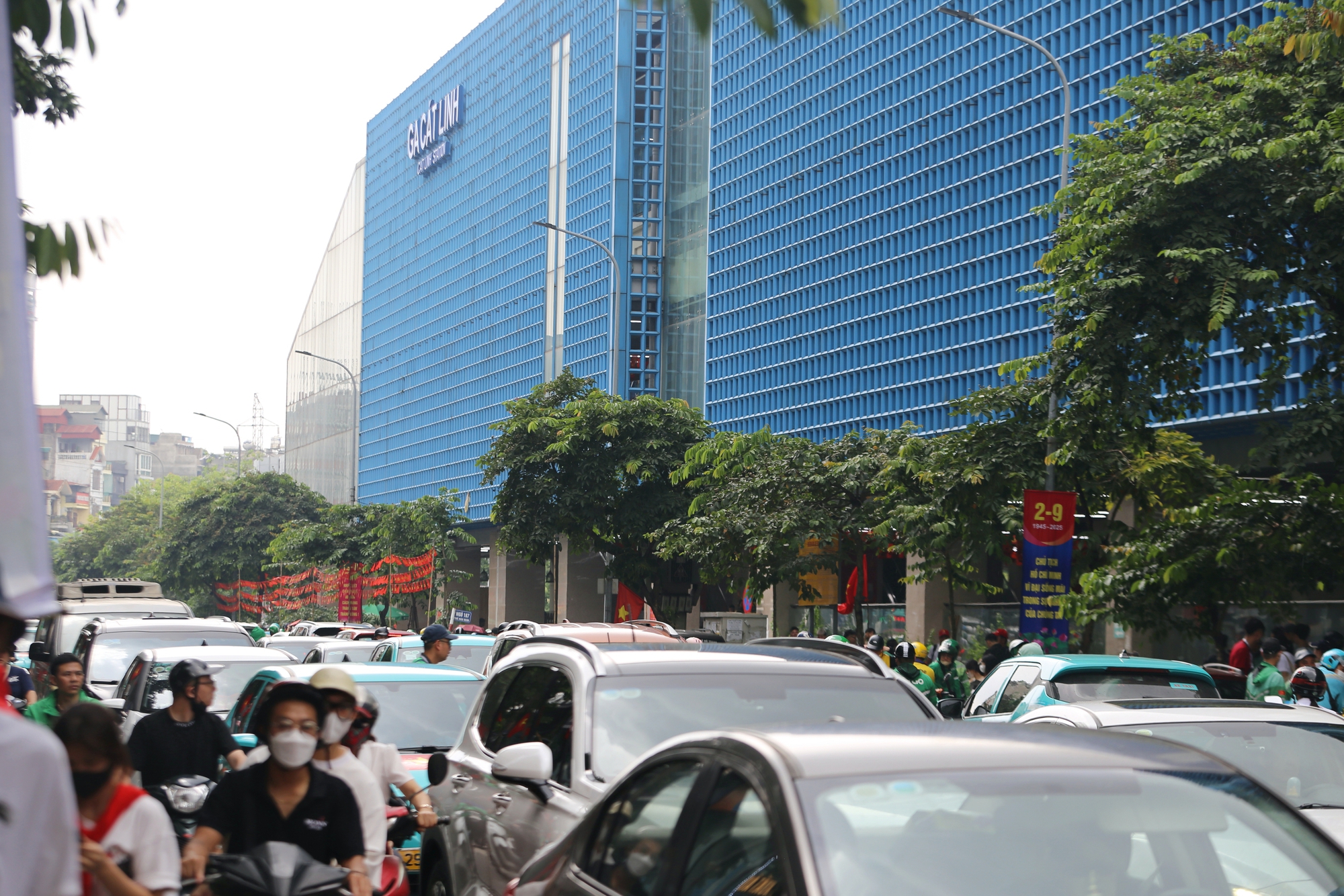 Miễn phí vé, ga tàu Cát Linh - Hà Đông chật kín khách đi xem diễu binh Quốc khánh 2-9 - Ảnh 13