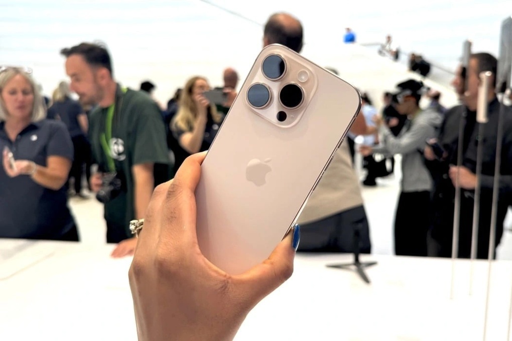 Ai chê thì chê nhưng phải thừa nhận, có một điều chỉ Apple làm được: Mỗi lần iPhone ra mắt là một cơn sốt màu sắc, cả thế giới "phát cuồng" - Ảnh 4