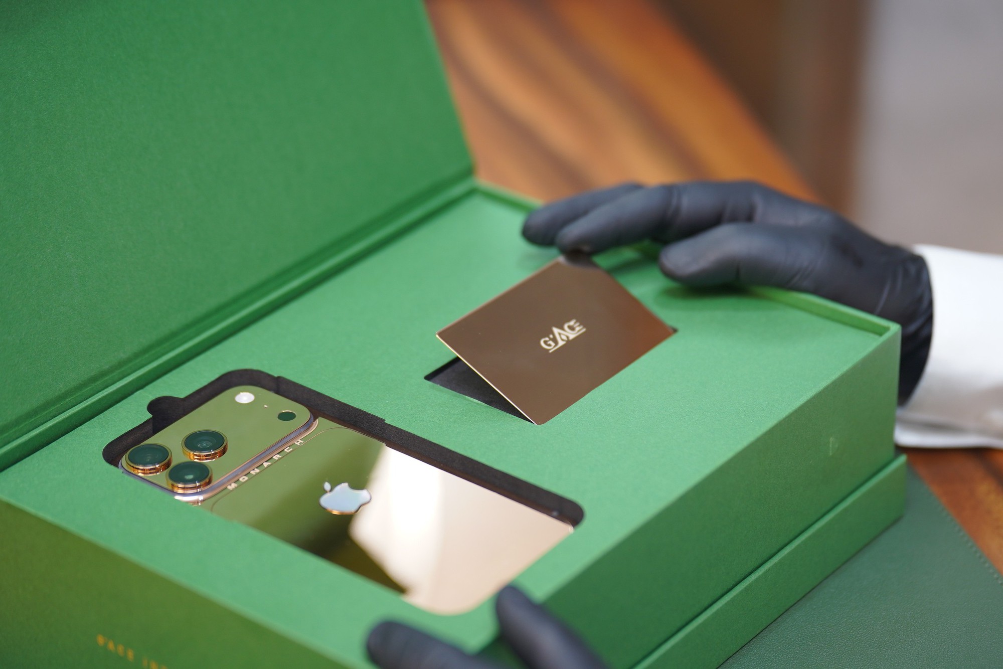 iPhone Air đã có phiên bản giới hạn sau khi mở bán được 1 tuần: Mạ xanh ngọc lục bảo, do nghệ nhân Việt chế tác - Ảnh 12