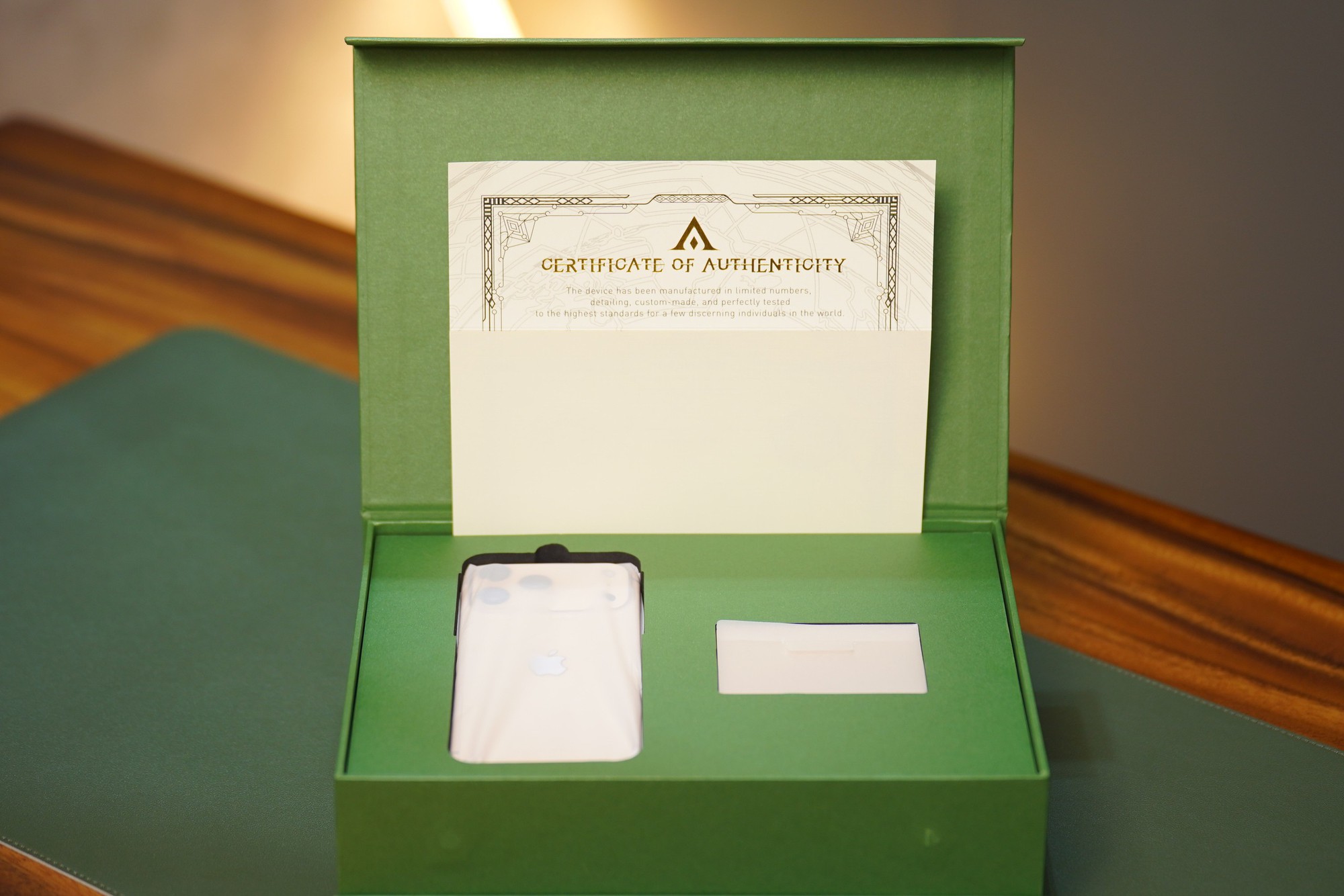 iPhone Air đã có phiên bản giới hạn sau khi mở bán được 1 tuần: Mạ xanh ngọc lục bảo, do nghệ nhân Việt chế tác - Ảnh 11