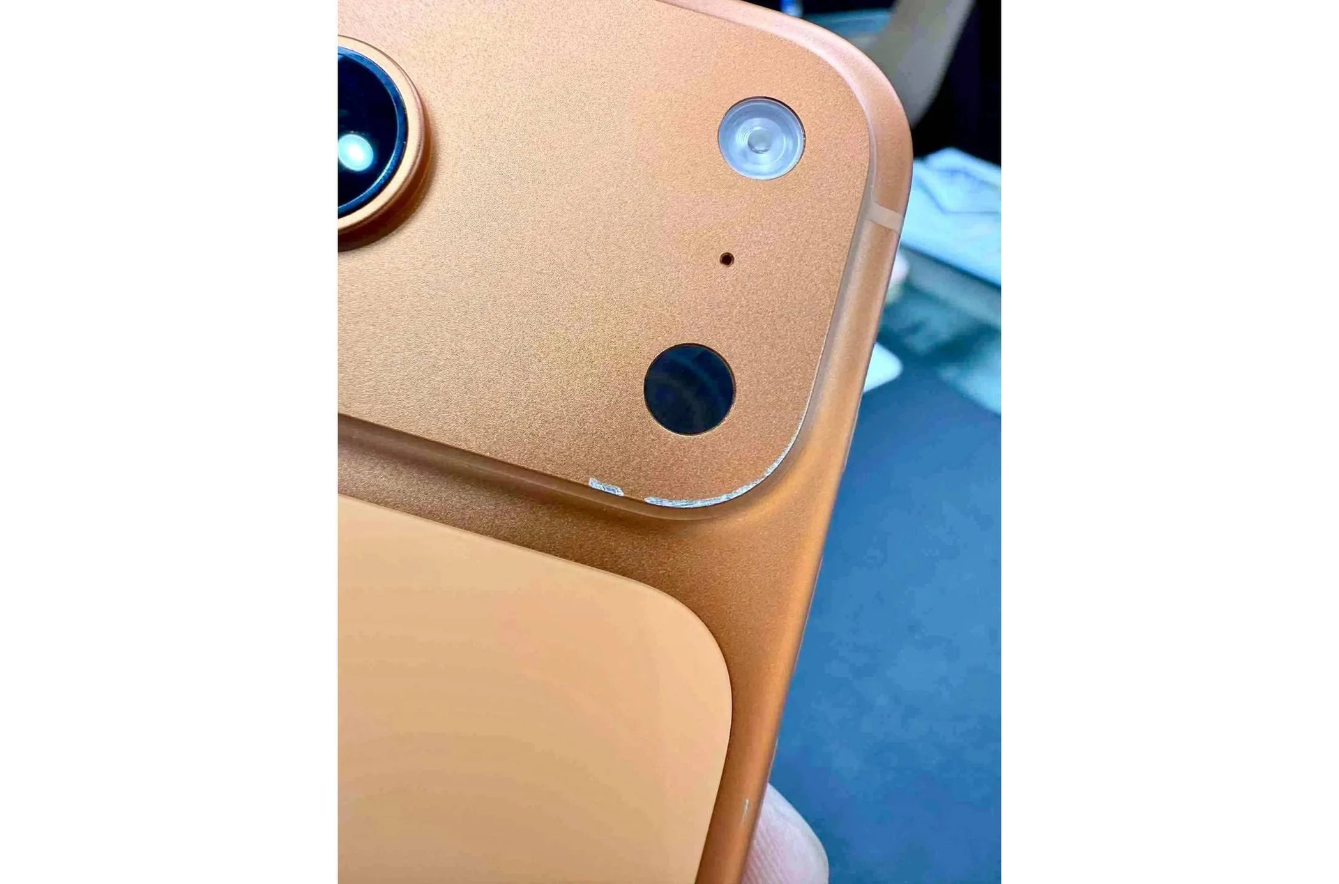 iPhone 17 Pro xước như một “món đồ nhái rẻ tiền”: Apple quá coi thường người dùng, sao cứ cố mua làm gì? - Ảnh 3