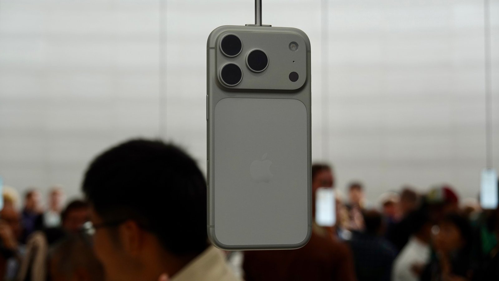 iPhone 17 Pro Max chính thức ra mắt: Thiết kế mới gây tranh cãi, giá tăng lên mức từ 38 triệu, Việt Nam mở bán sớm nhất cùng các thị trường top đầu - Ảnh 3