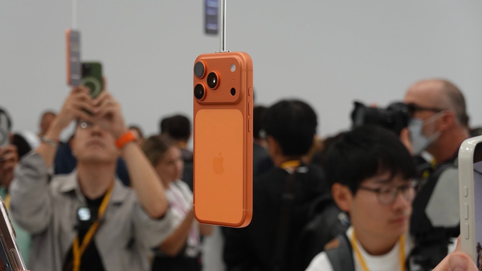 iPhone 17 Pro Max chính thức ra mắt: Thiết kế mới gây tranh cãi, giá tăng lên mức từ 38 triệu, Việt Nam mở bán sớm nhất cùng các thị trường top đầu - Ảnh 4