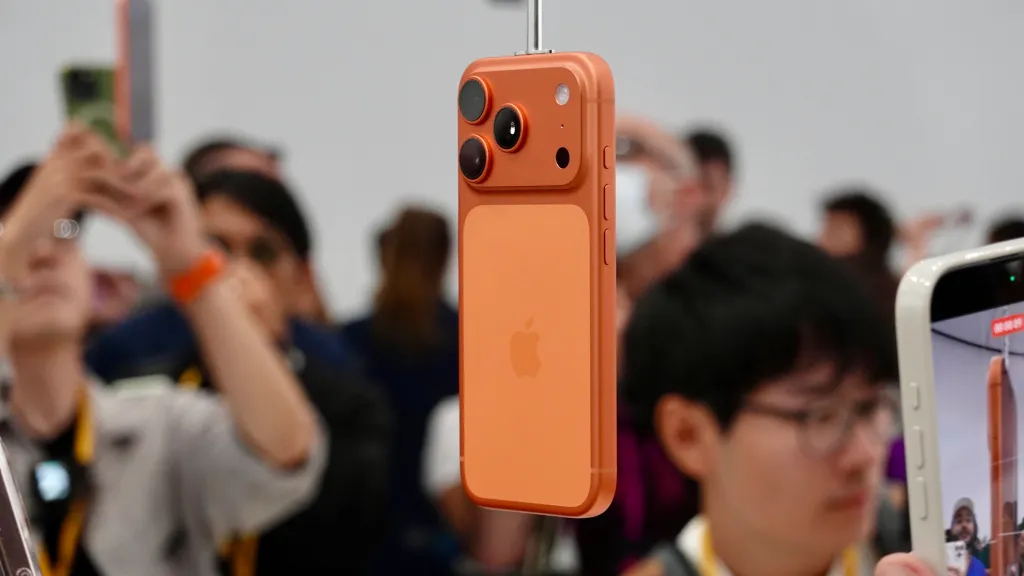 Trên tay iPhone Air siêu mỏng và iPhone 17 Pro Max màu Cam Vũ trụ, có xấu thật không? - Ảnh 7