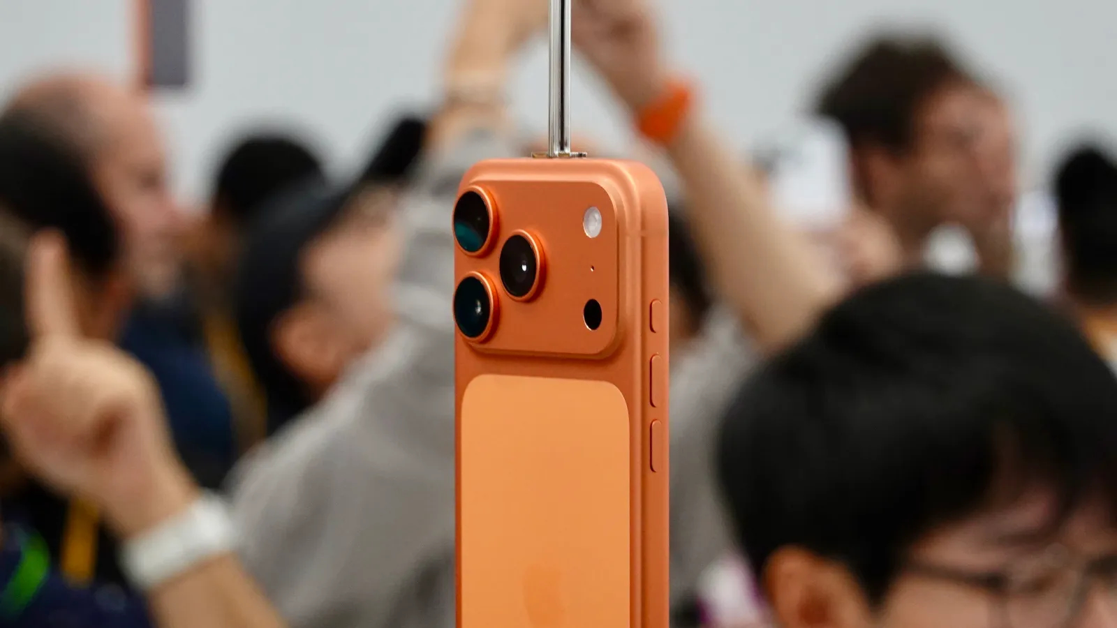 Trên tay iPhone Air siêu mỏng và iPhone 17 Pro Max màu Cam Vũ trụ, có xấu thật không? - Ảnh 6