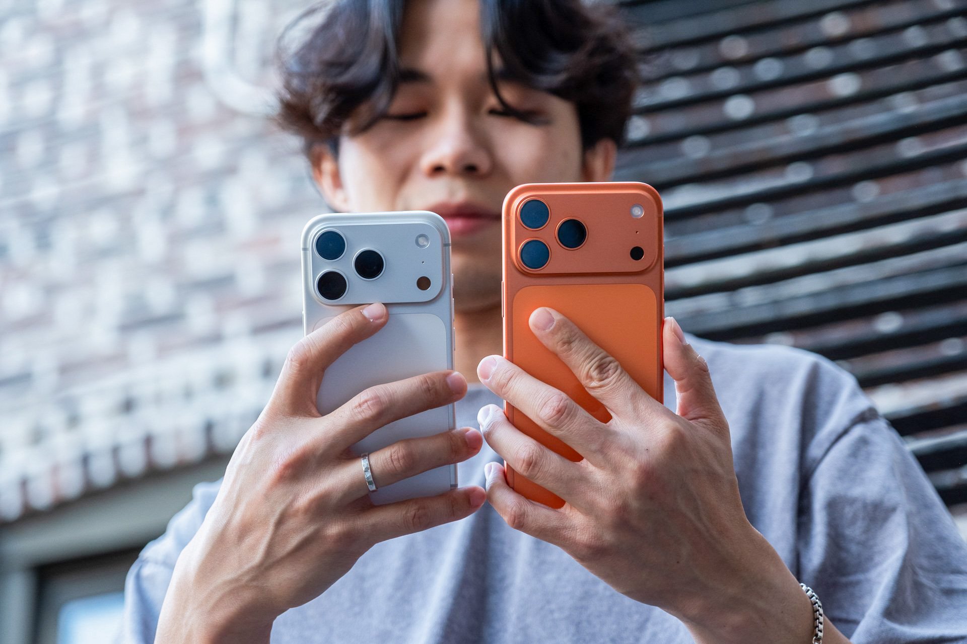 Người mua iPhone 17 bất ngờ gặp chuyện lạ, phải làm sao? - Ảnh 1