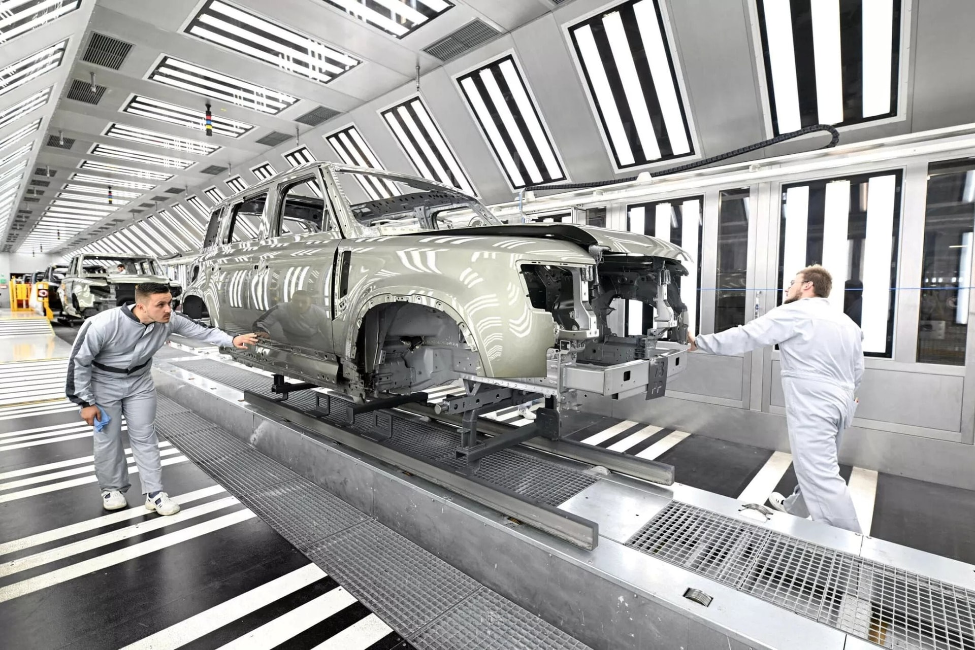 Hãng xe chuyên sản xuất Ranger Rover đã 1 tháng nay không xuất xưởng bất cứ chiếc xe nào – chuyện gì đang xảy ra? - Ảnh 2