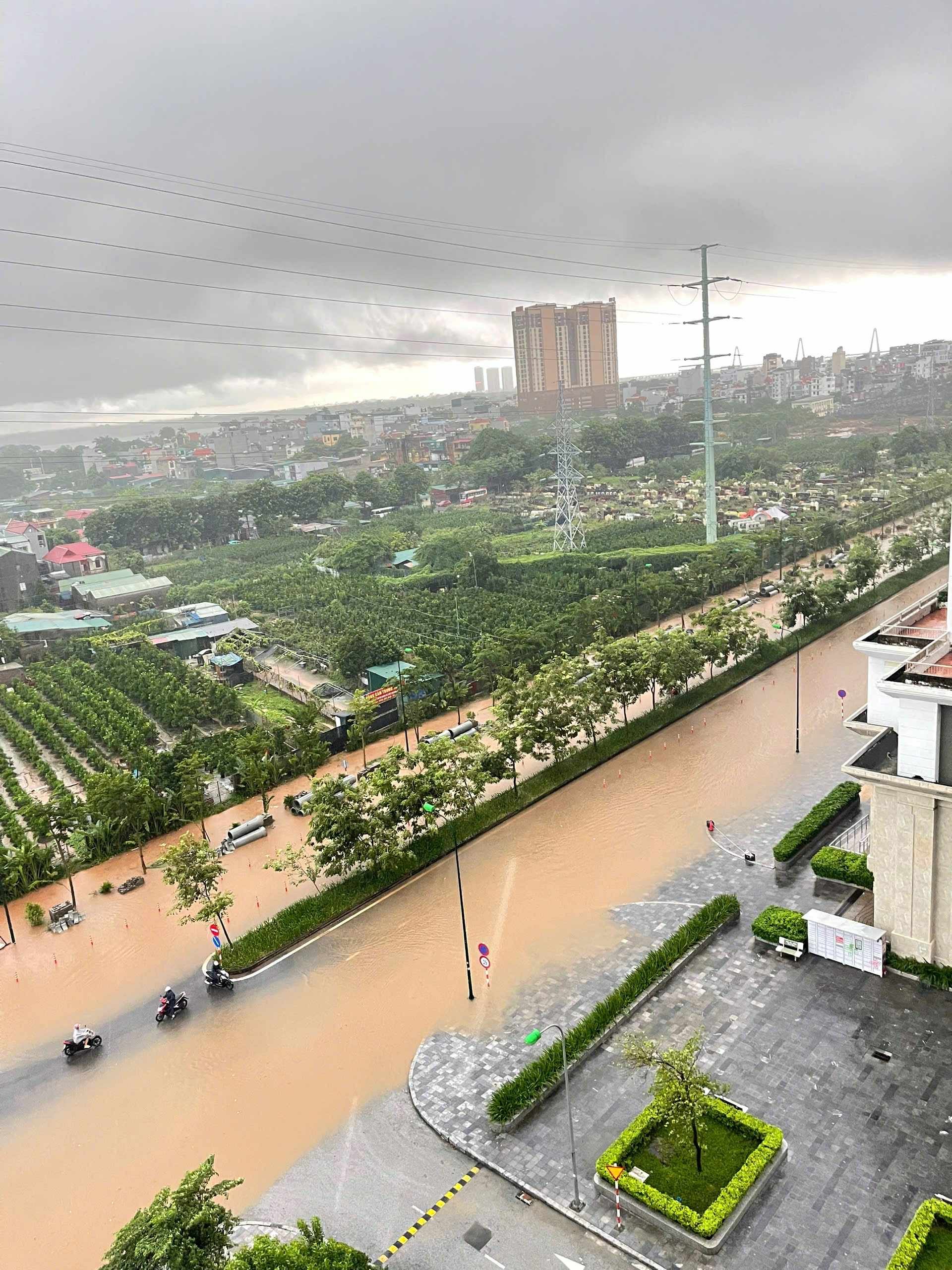 Mưa lớn kéo dài, hàng loạt khu nhà giàu ở Hà Nội lại biến thành "làng chài" - Ảnh 1