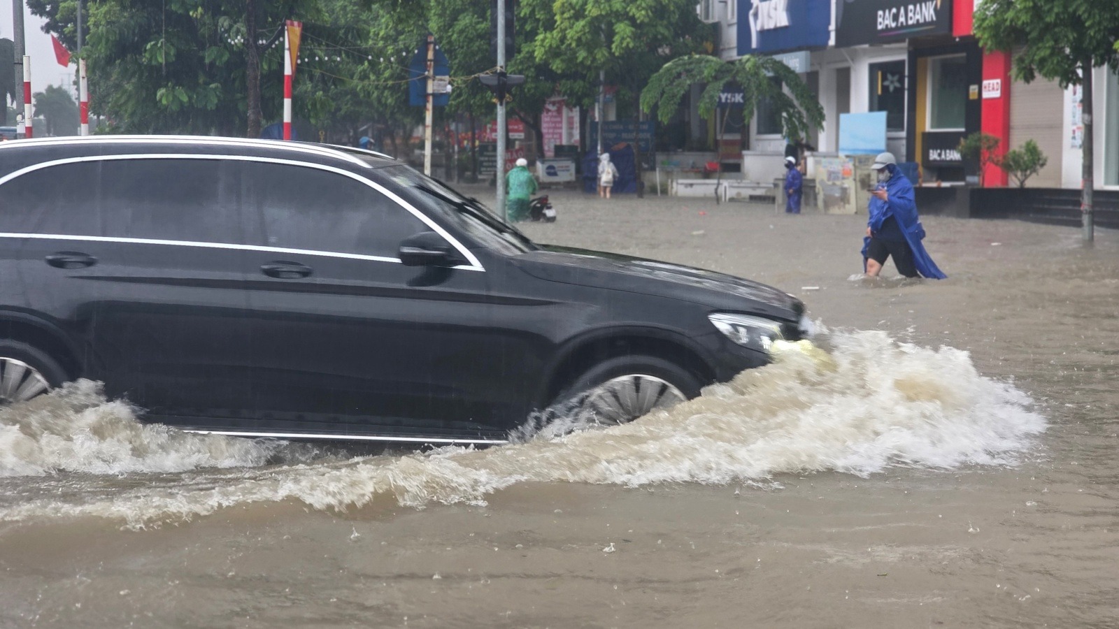 Mưa lớn kéo dài, hàng loạt khu nhà giàu ở Hà Nội lại biến thành "làng chài" - Ảnh 3