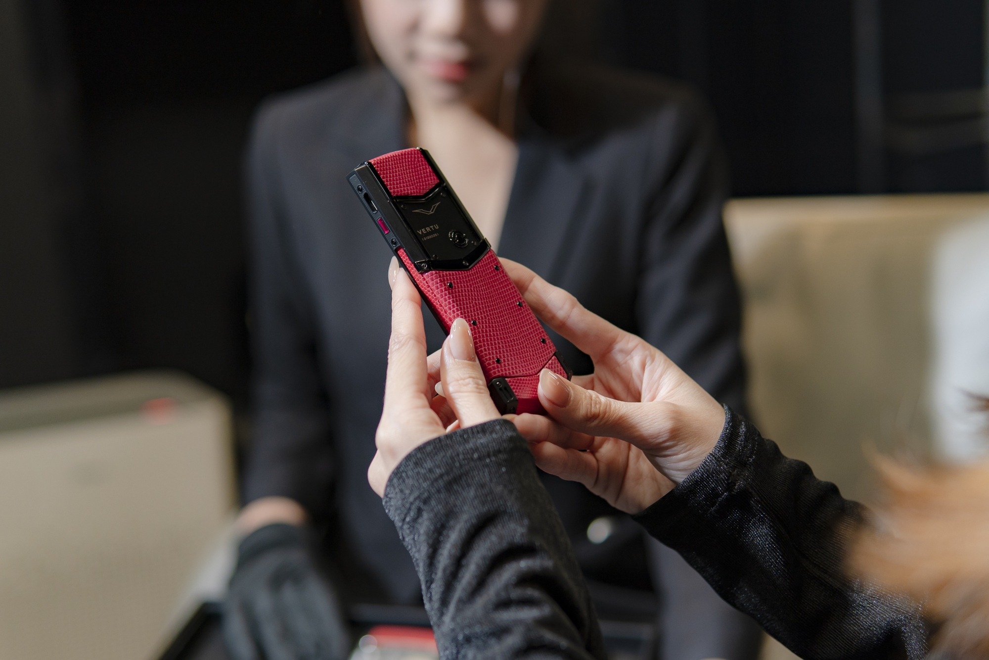 Sốc với chiếc điện thoại 2,2 tỷ đồng ở Việt Nam: Đại gia Việt vẫn là chịu chơi nhất Đông Nam Á - Ảnh 2