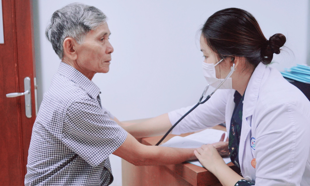 Dự kiến người cao tuổi, người nghèo được khám sức khỏe miễn phí từ 2026 - Ảnh 1