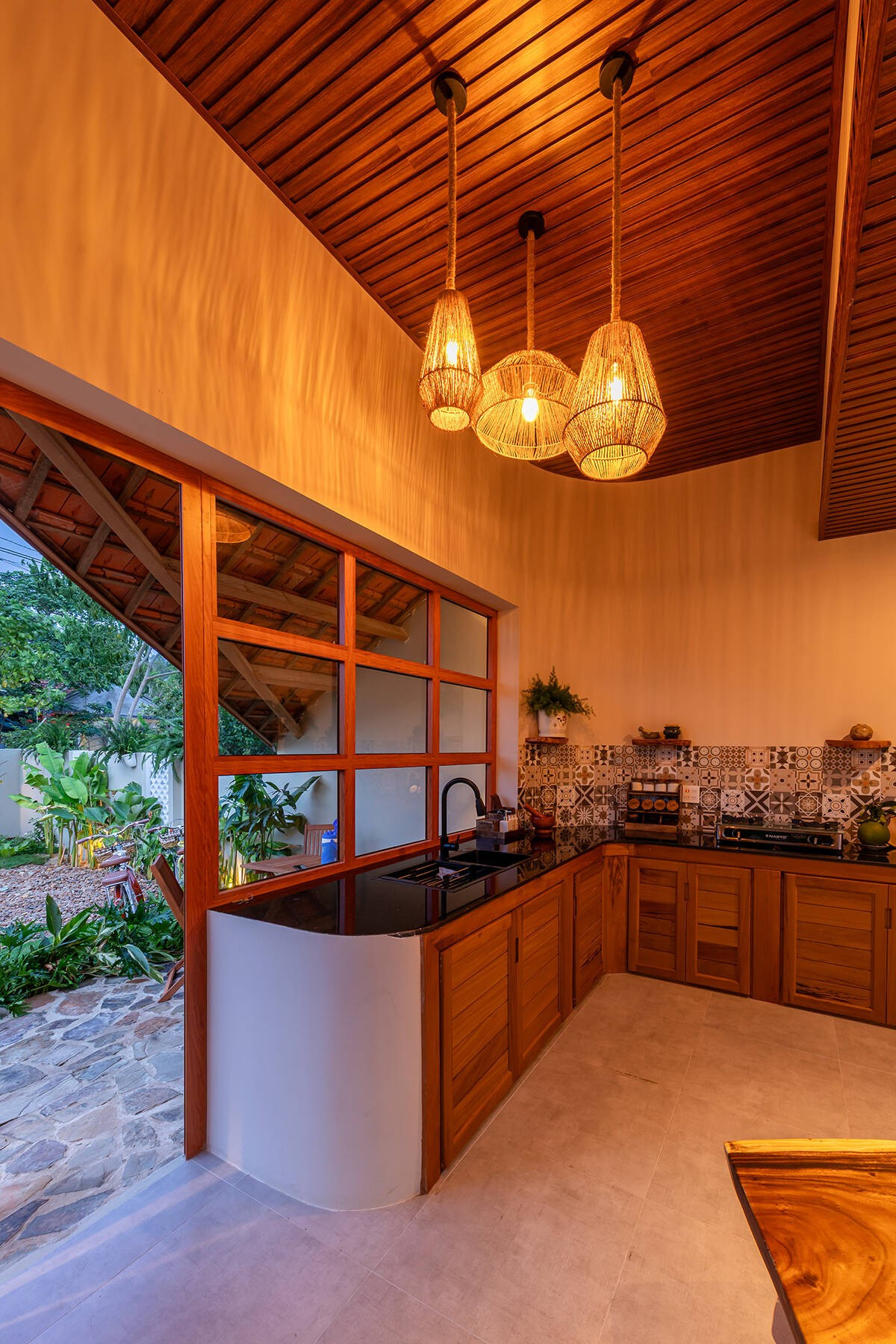 Ngôi nhà chạm vào ký ức bằng ngôn ngữ kiến trúc bản địa - Ảnh 12