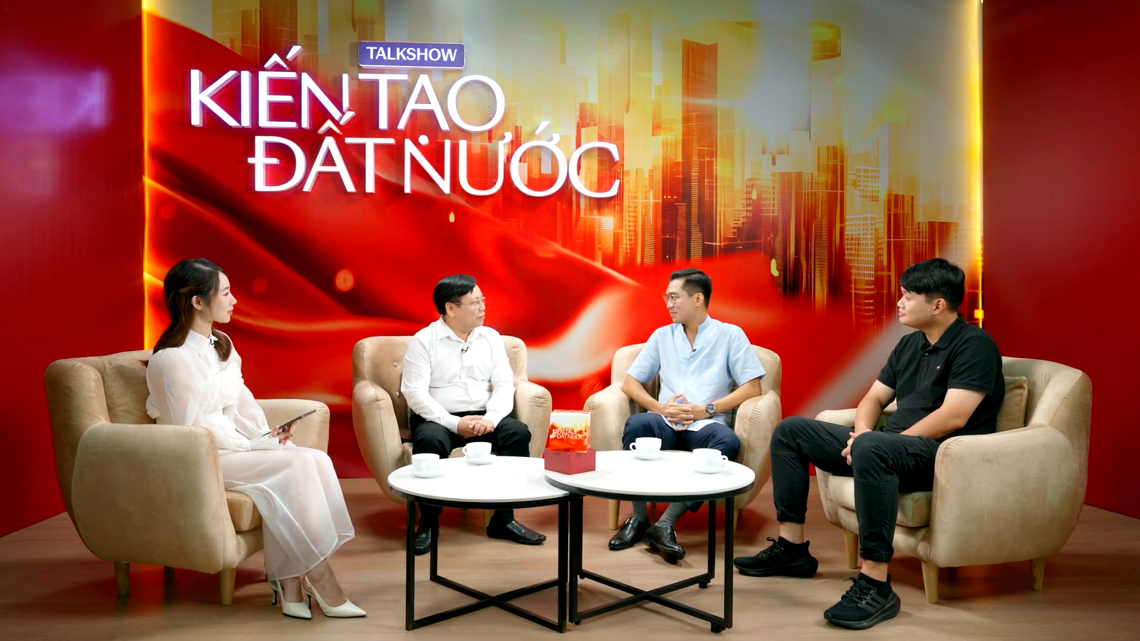 Từ bát bánh đa cua đến VNeID: Xem Pew Pew và Duy Thẩm chỉ cách "Kiến tạo Đất nước" từ các nội dung giản đơn nhất - Ảnh 1