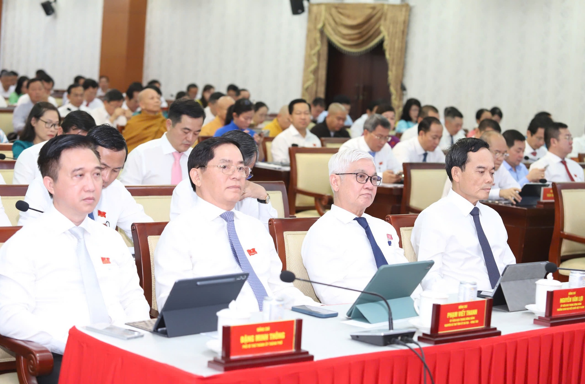 HĐND TP HCM khai mạc kỳ họp có khối lượng công việc lớn nhất từ sau sáp nhập - Ảnh 1