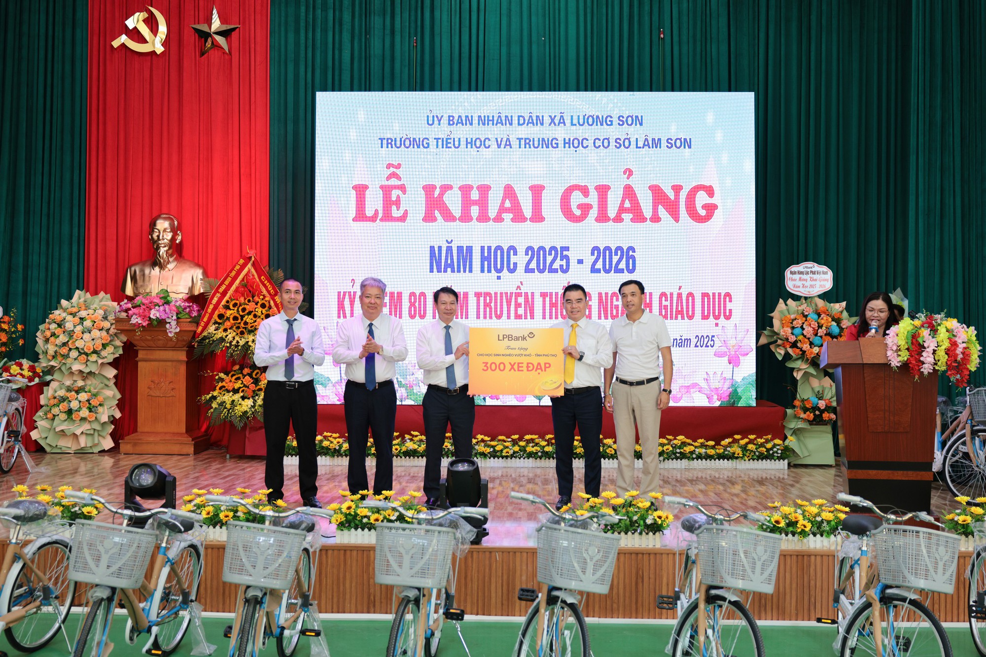 LPBank trao 300 xe đạp cho học sinh nghèo Đất Tổ nhân dịp khai giảng - Ảnh 1