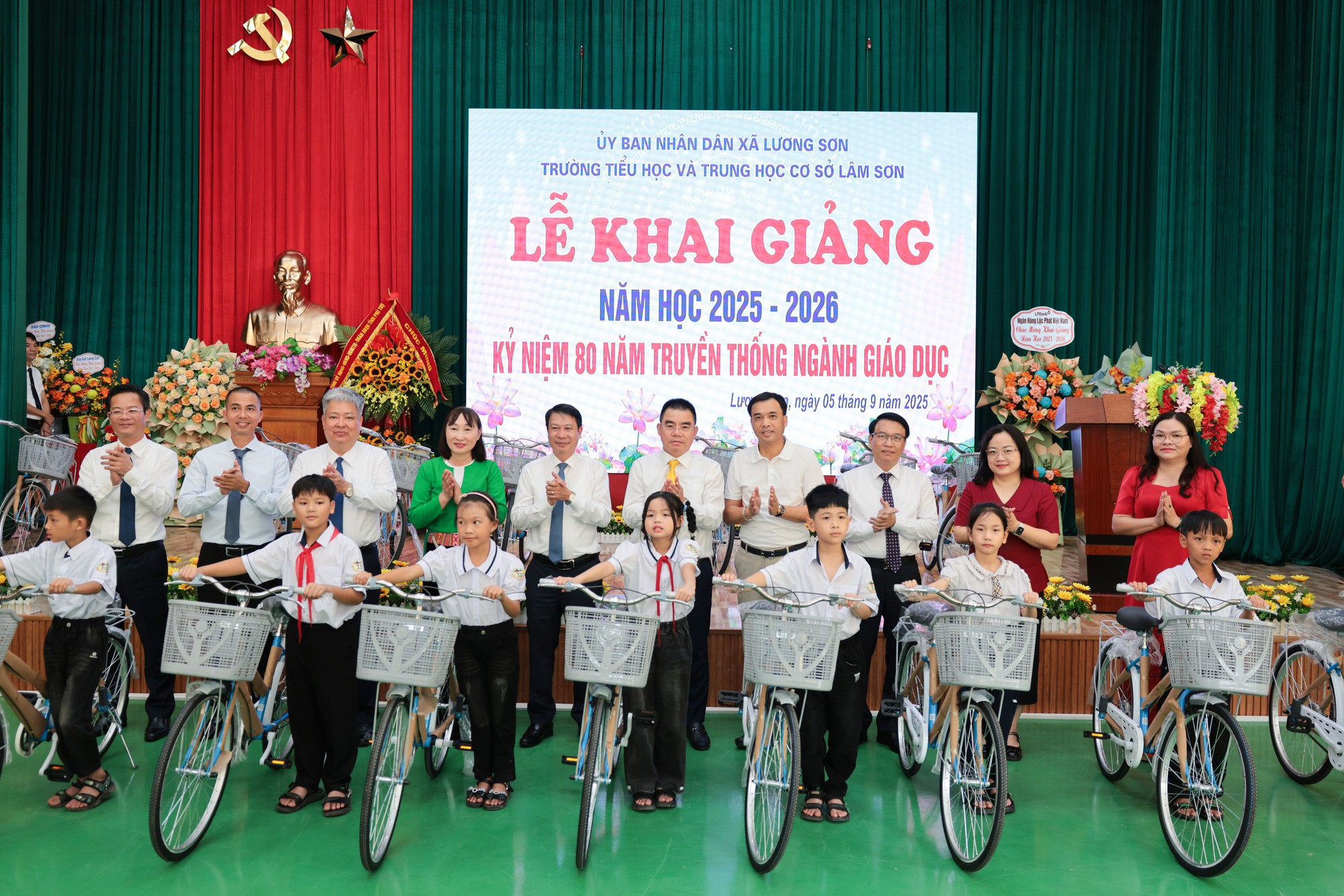 LPBank trao 300 xe đạp cho học sinh nghèo Đất Tổ nhân dịp khai giảng - Ảnh 2