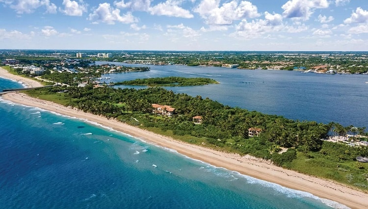 Sự xa hoa vượt sức tưởng tượng: Biệt phủ của vị tỷ phú giàu nhất thế giới lập kỷ lục nước Mỹ với 33 phòng ngủ, 34 phòng tắm và cả một ốc đảo riêng - Ảnh 2