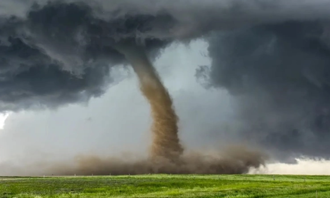 Lốc xoáy có thể san phẳng một vùng rộng lớn, làm biến dạng địa hình quét qua: Con người cần làm gì để sống sót! - Ảnh 3