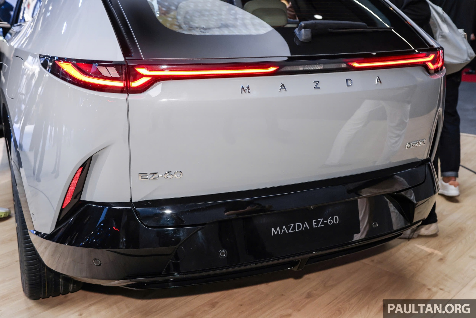 Mazda CX-6e ra mắt: Giá quy đổi từ 445 triệu đồng, lớn hơn CX-5, màn hình 5K 26 inch, động cơ điện mạnh 255 mã lực, chạy 600km/sạc - Ảnh 7