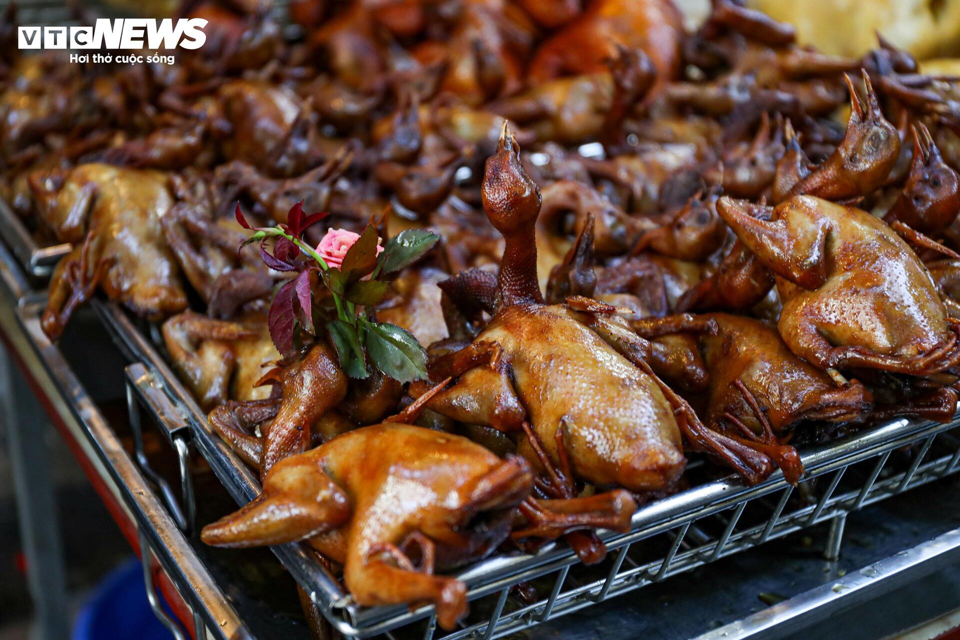 Xôi gà lễ, cỗ cúng rằm tháng 7 giá gần 1 triệu đồng hút khách tại 'chợ nhà giàu' - Ảnh 8