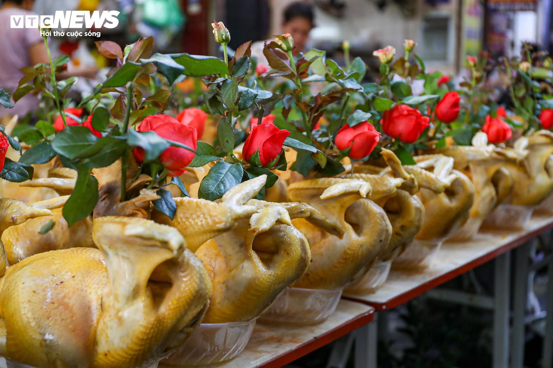 Xôi gà lễ, cỗ cúng rằm tháng 7 giá gần 1 triệu đồng hút khách tại 'chợ nhà giàu' - Ảnh 7