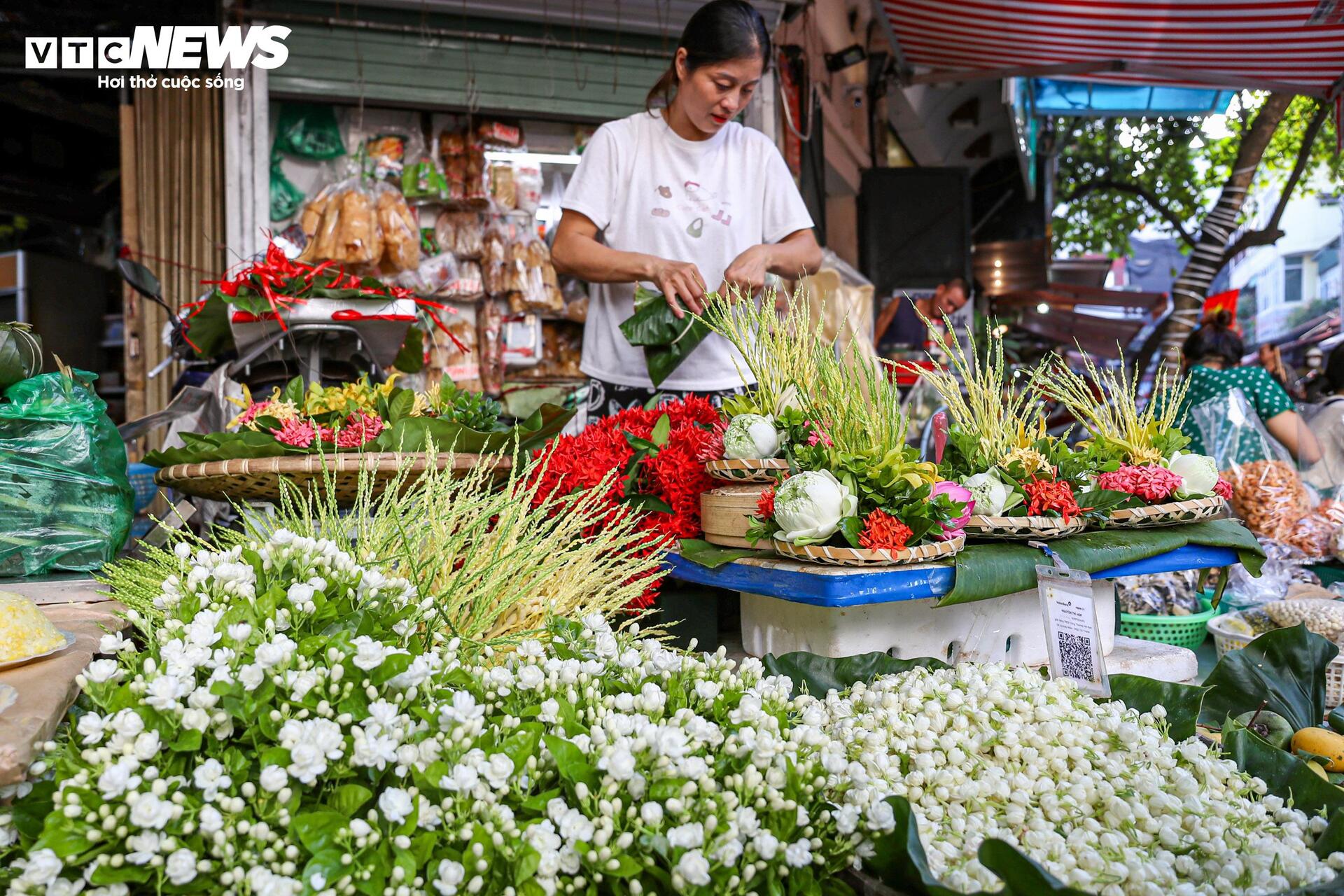 Xôi gà lễ, cỗ cúng rằm tháng 7 giá gần 1 triệu đồng hút khách tại 'chợ nhà giàu' - Ảnh 15