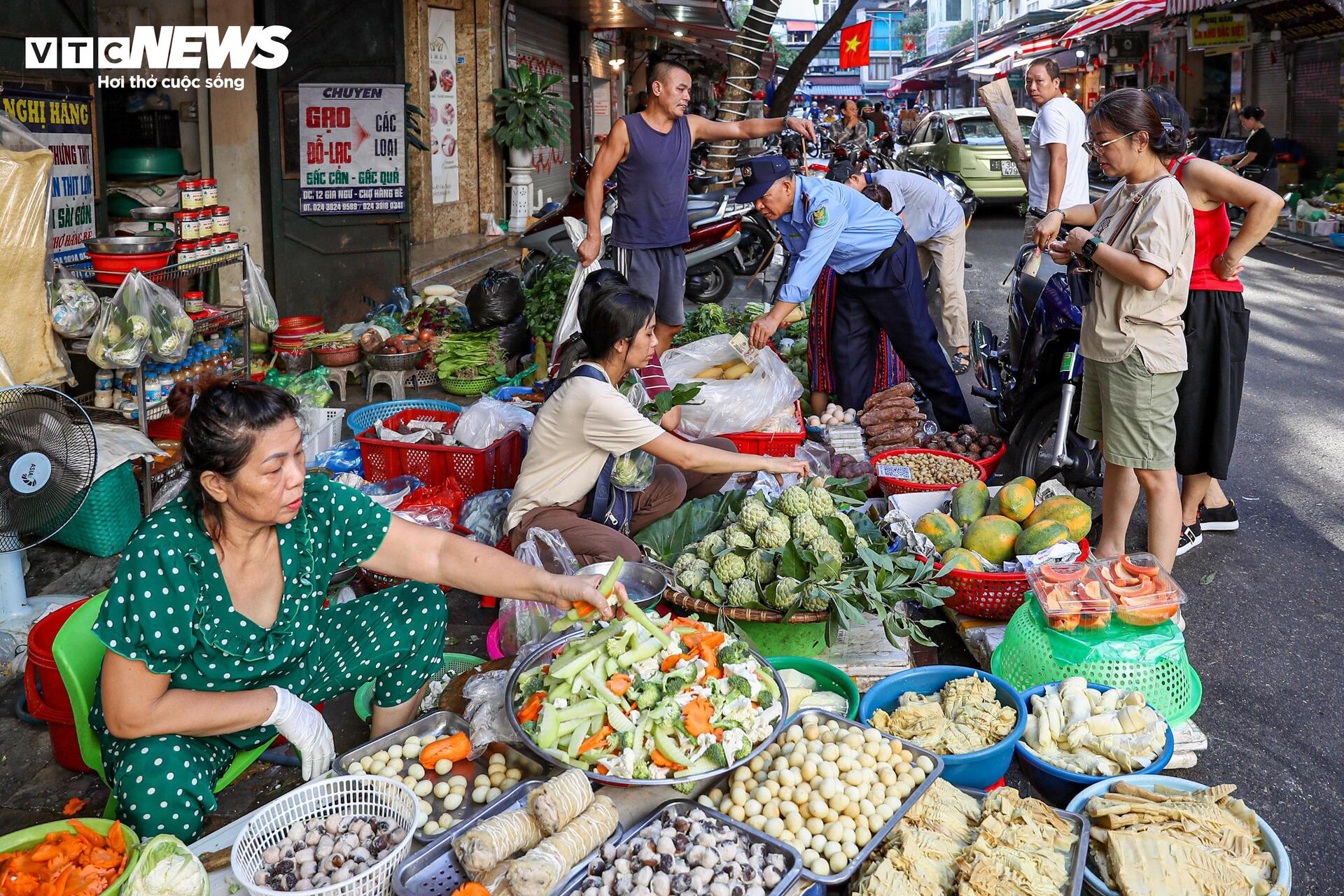 Xôi gà lễ, cỗ cúng rằm tháng 7 giá gần 1 triệu đồng hút khách tại 'chợ nhà giàu' - Ảnh 19