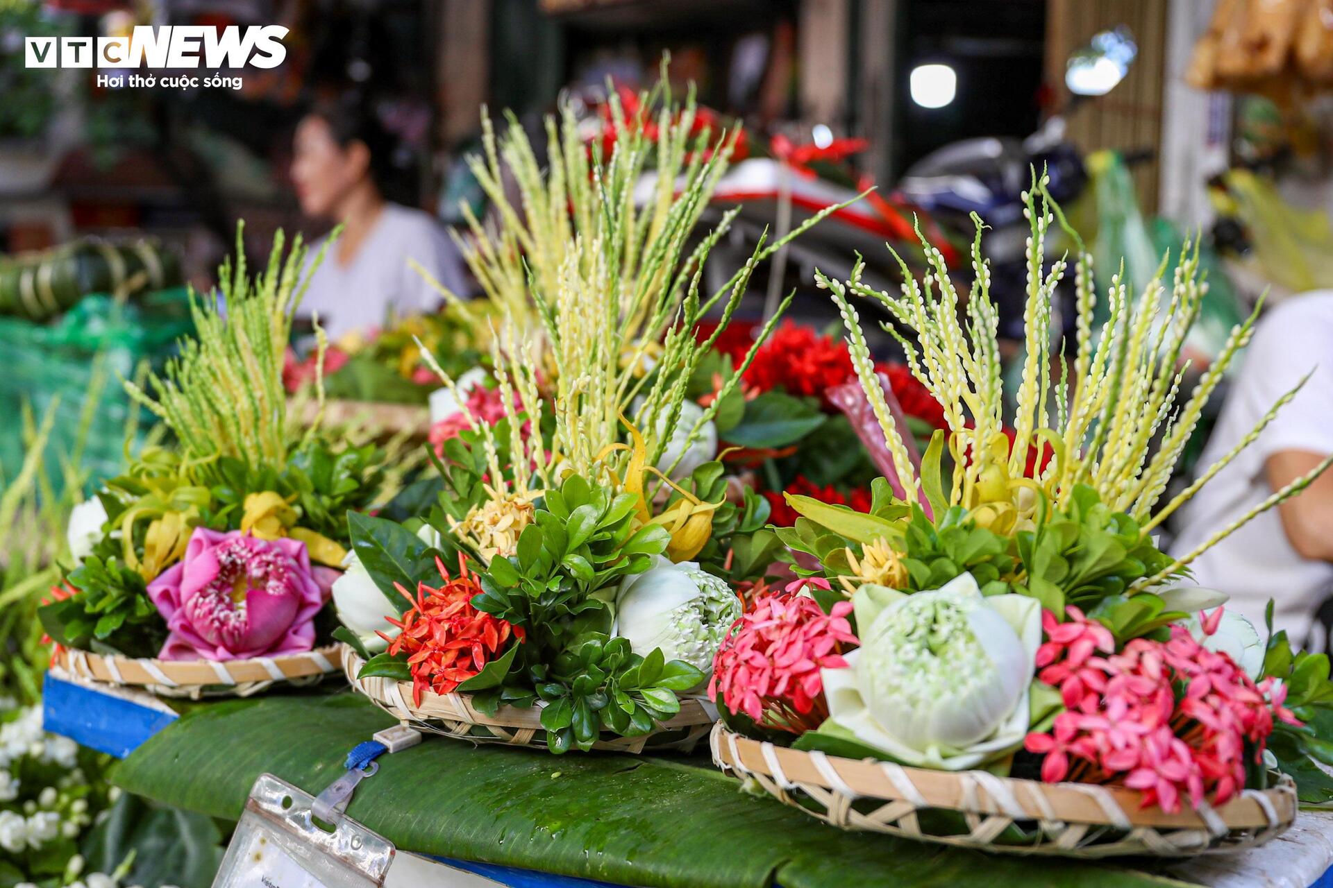 Xôi gà lễ, cỗ cúng rằm tháng 7 giá gần 1 triệu đồng hút khách tại 'chợ nhà giàu' - Ảnh 16