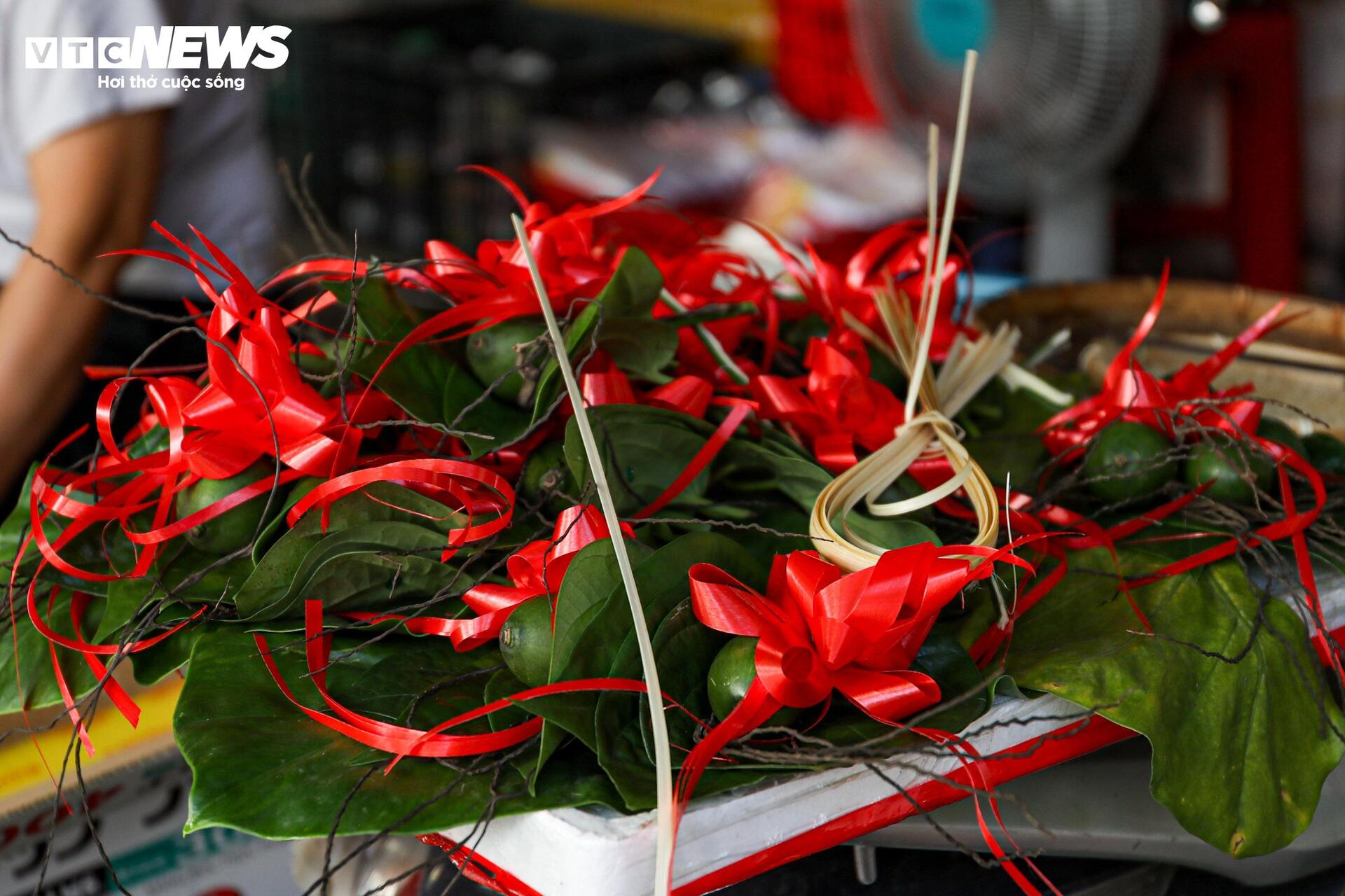 Xôi gà lễ, cỗ cúng rằm tháng 7 giá gần 1 triệu đồng hút khách tại 'chợ nhà giàu' - Ảnh 17