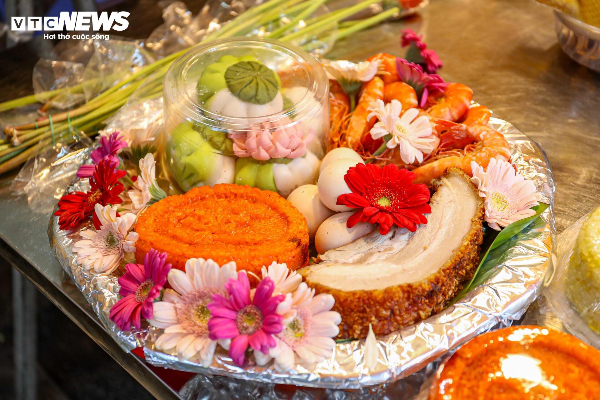 Xôi gà lễ, cỗ cúng rằm tháng 7 giá gần 1 triệu đồng hút khách tại 'chợ nhà giàu' - Ảnh 4