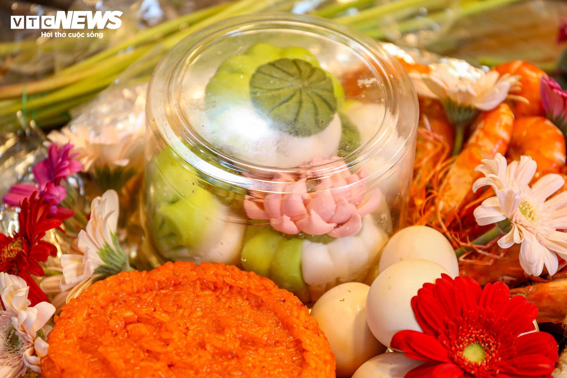 Xôi gà lễ, cỗ cúng rằm tháng 7 giá gần 1 triệu đồng hút khách tại 'chợ nhà giàu' - Ảnh 5