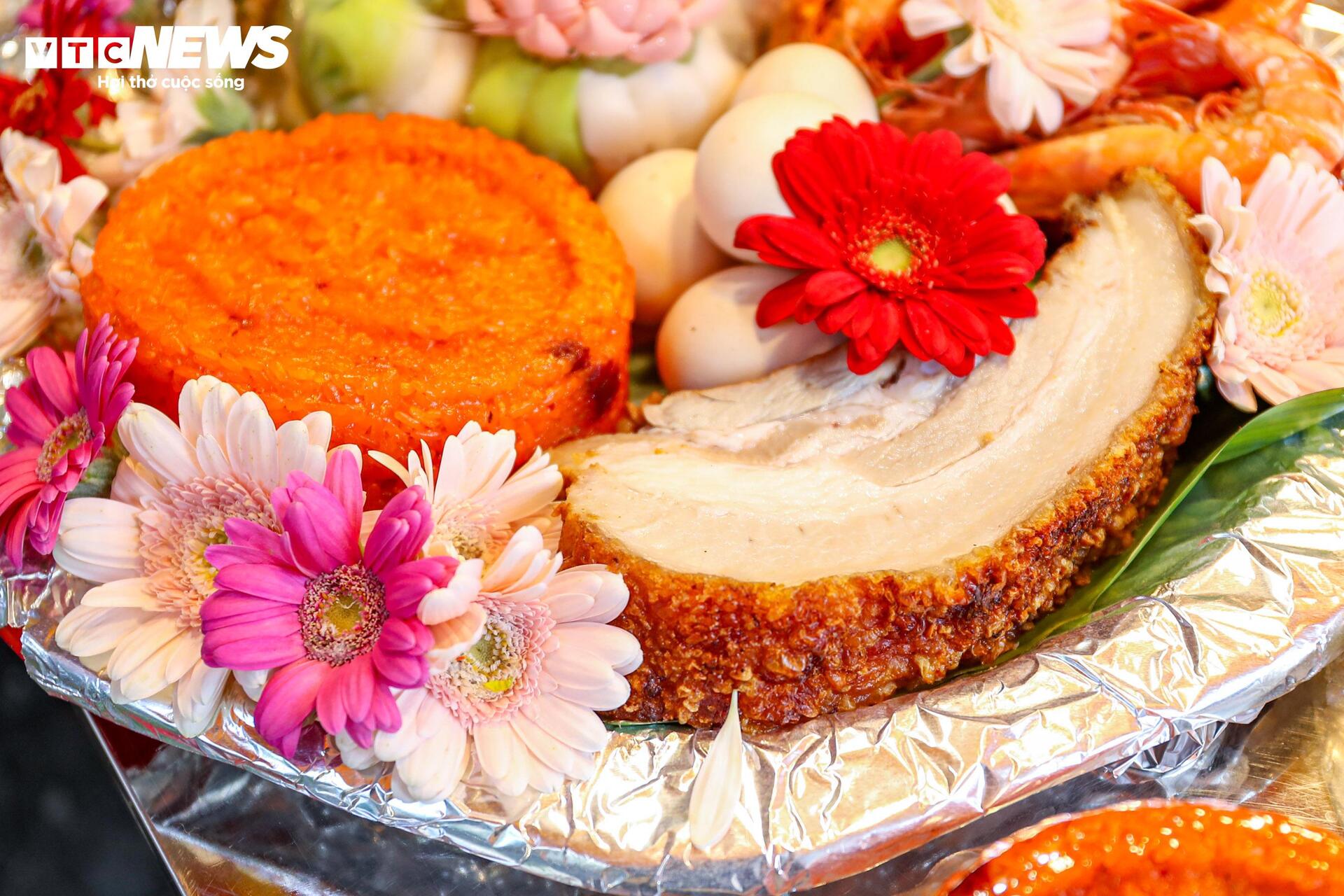 Xôi gà lễ, cỗ cúng rằm tháng 7 giá gần 1 triệu đồng hút khách tại 'chợ nhà giàu' - Ảnh 6