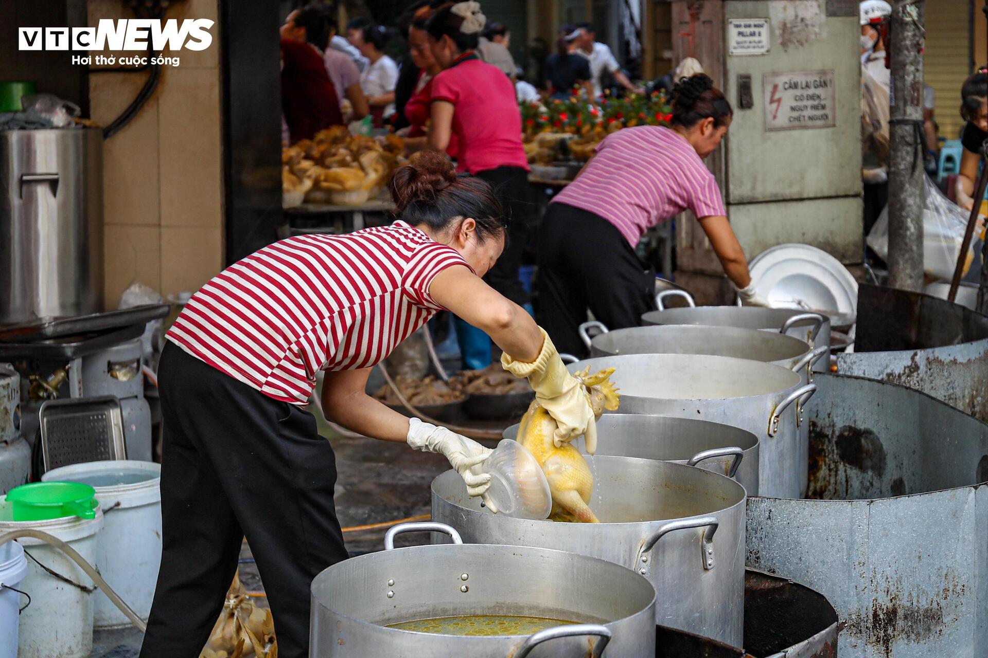 Xôi gà lễ, cỗ cúng rằm tháng 7 giá gần 1 triệu đồng hút khách tại 'chợ nhà giàu' - Ảnh 10