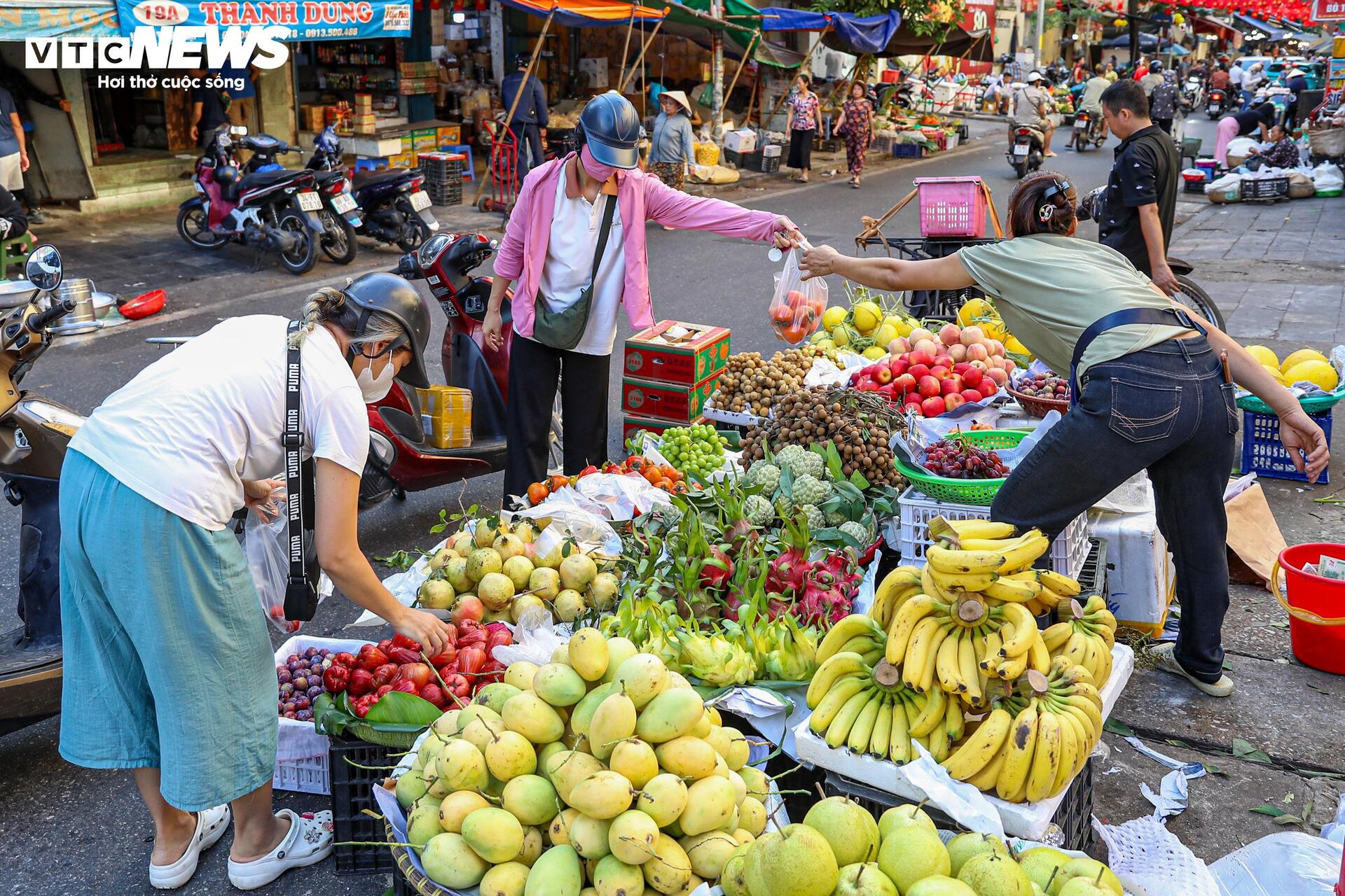 Xôi gà lễ, cỗ cúng rằm tháng 7 giá gần 1 triệu đồng hút khách tại 'chợ nhà giàu' - Ảnh 13