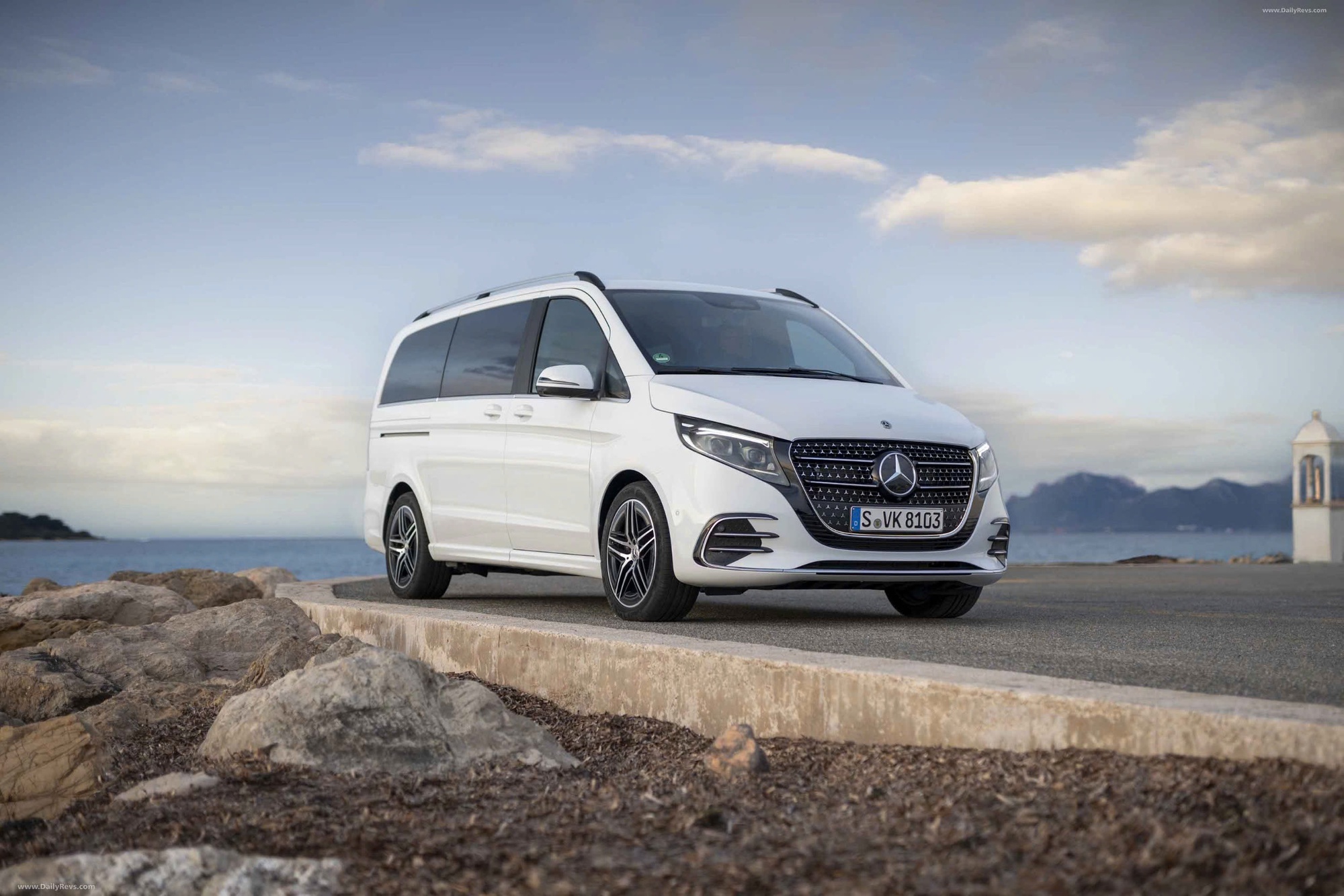 Mercedes-Benz V-Class 2025 nhận cọc tại đại lý: Giá từ gần 3,4 tỷ đồng, thiết kế mới, nội thất thương gia, đấu Alphard với giá rẻ hơn cả tỷ đồng - Ảnh 1