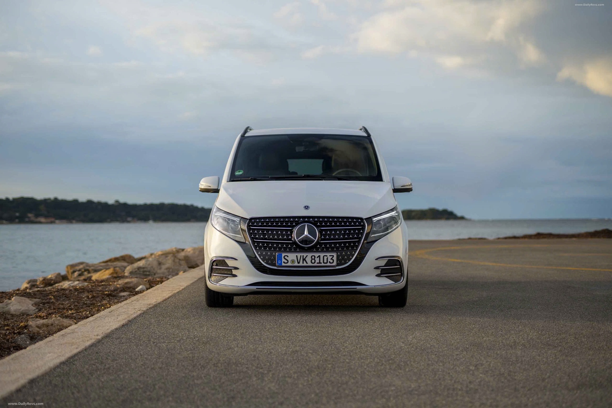 Mercedes-Benz V-Class 2025 nhận cọc tại đại lý: Giá từ gần 3,4 tỷ đồng, thiết kế mới, nội thất thương gia, đấu Alphard với giá rẻ hơn cả tỷ đồng - Ảnh 3