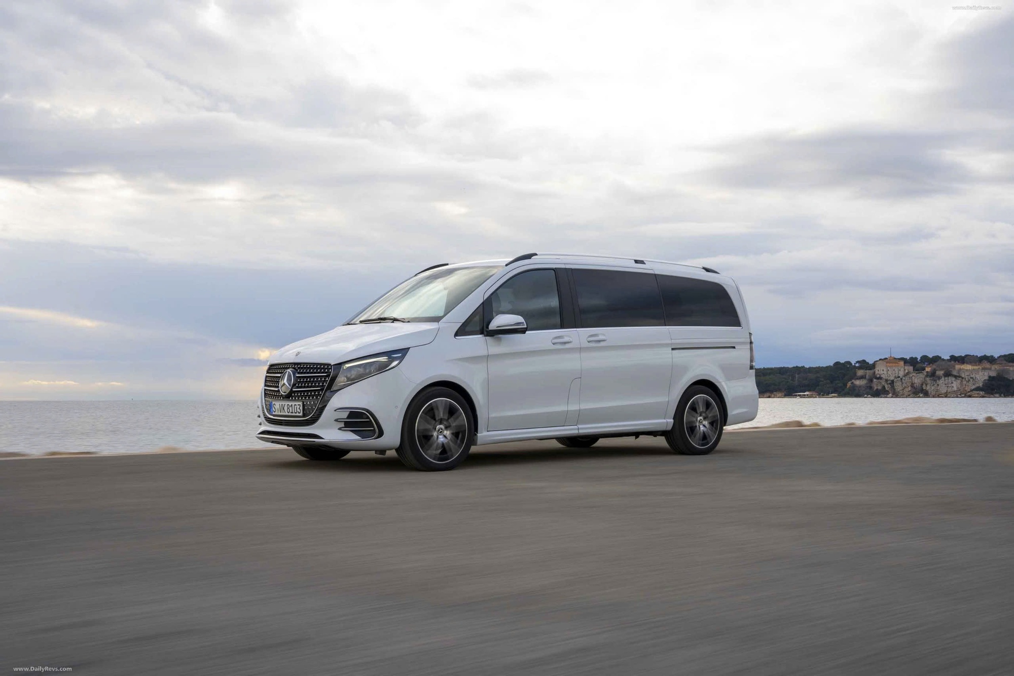 Mercedes-Benz V-Class 2025 nhận cọc tại đại lý: Giá từ gần 3,4 tỷ đồng, thiết kế mới, nội thất thương gia, đấu Alphard với giá rẻ hơn cả tỷ đồng - Ảnh 4