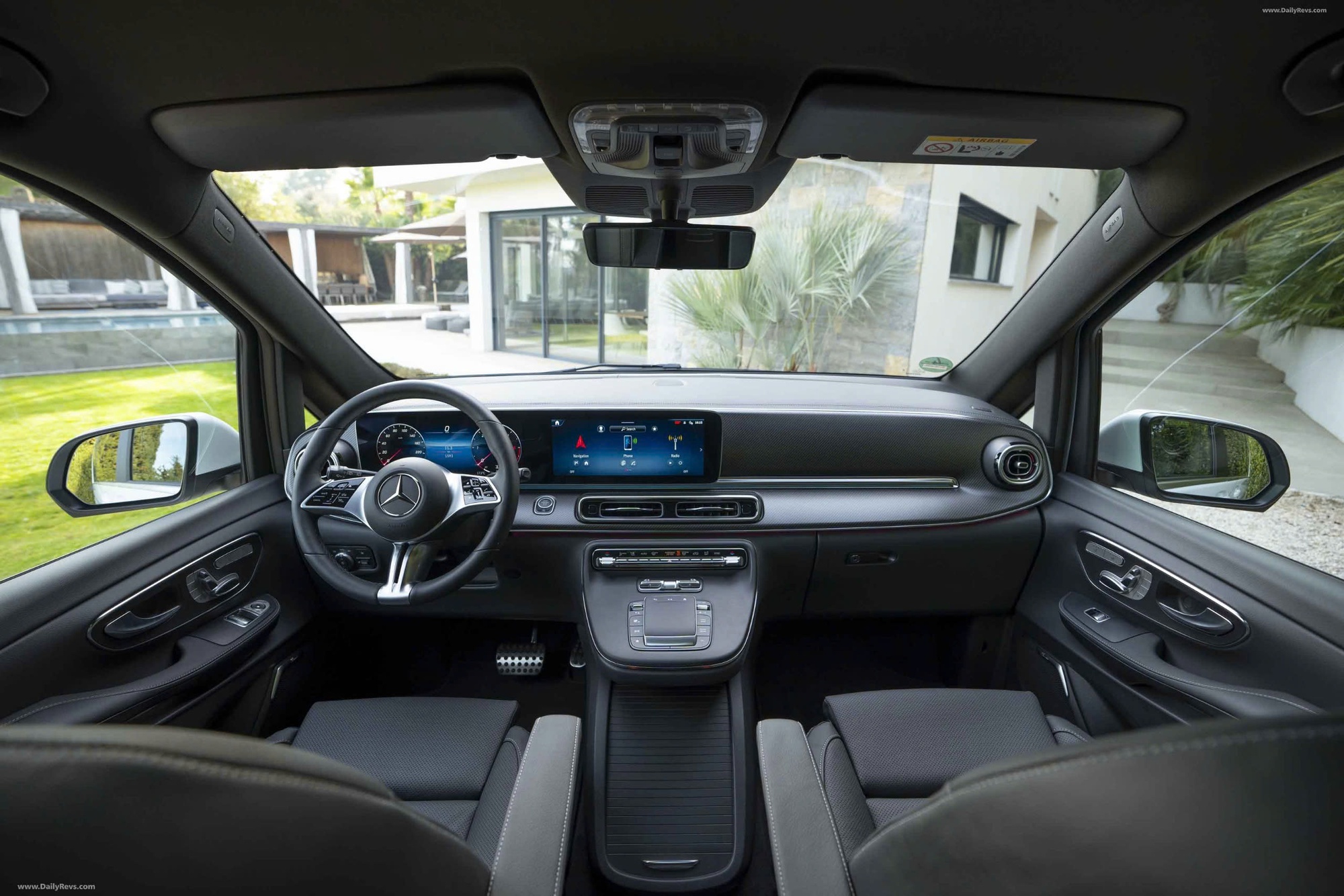 Mercedes-Benz V-Class 2025 nhận cọc tại đại lý: Giá từ gần 3,4 tỷ đồng, thiết kế mới, nội thất thương gia, đấu Alphard với giá rẻ hơn cả tỷ đồng - Ảnh 2