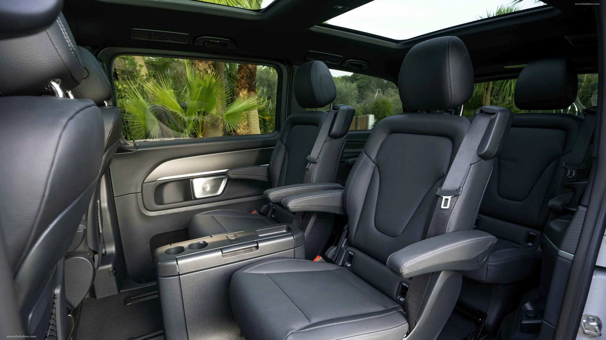 Mercedes-Benz V-Class 2025 nhận cọc tại đại lý: Giá từ gần 3,4 tỷ đồng, thiết kế mới, nội thất thương gia, đấu Alphard với giá rẻ hơn cả tỷ đồng - Ảnh 7