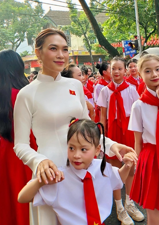 Gây xúc động khi xuất hiện tại quảng trường Ba Đình sáng 2/9, Mỹ Tâm đẳng cấp cỡ nào? - Ảnh 2