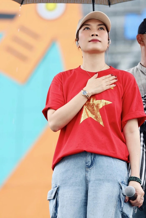 Gây xúc động khi xuất hiện tại quảng trường Ba Đình sáng 2/9, Mỹ Tâm đẳng cấp cỡ nào? - Ảnh 4