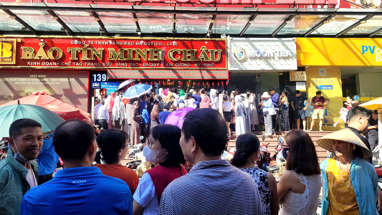 Nghẹt thở trước tiệm vàng, hàng trăm người xếp hàng chờ mua khi giá vàng lên đỉnh lịch sử - Ảnh 1