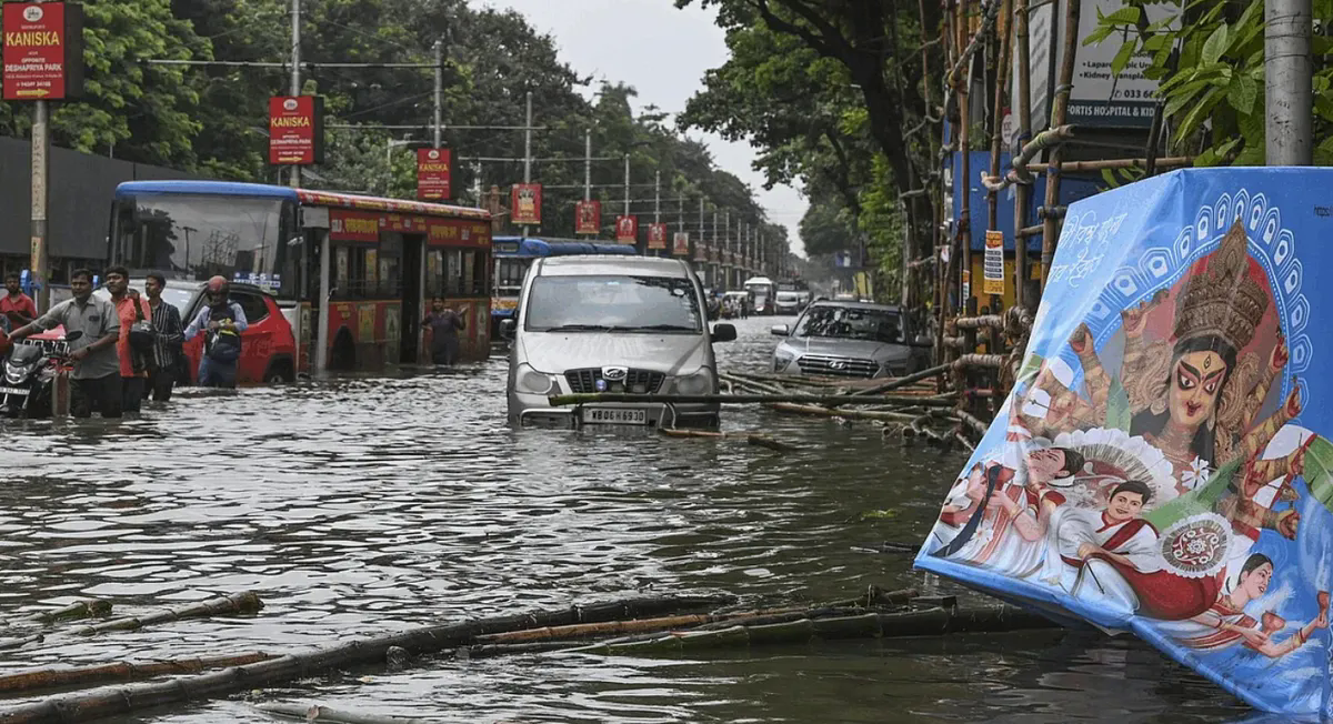 Mưa lớn gây tê liệt “thành phố niềm vui” của Ấn Độ, ít nhất 10 người thiệt mạng - Ảnh 2