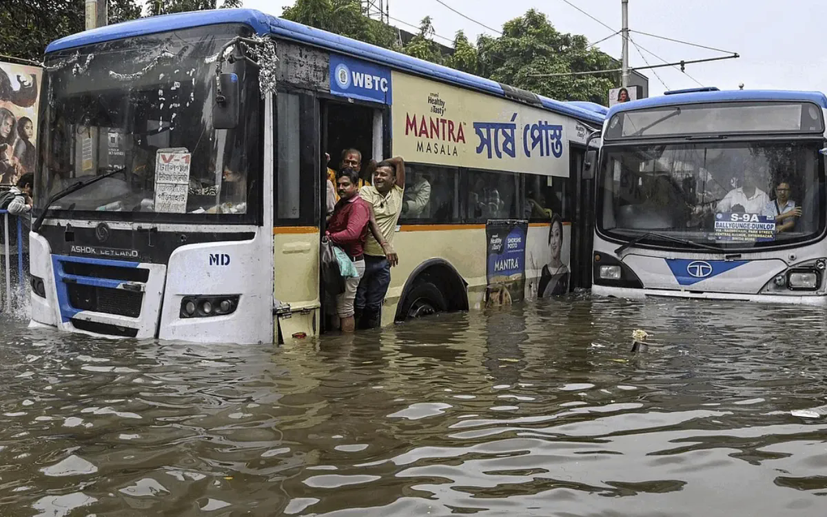 Mưa lớn gây tê liệt “thành phố niềm vui” của Ấn Độ, ít nhất 10 người thiệt mạng - Ảnh 1