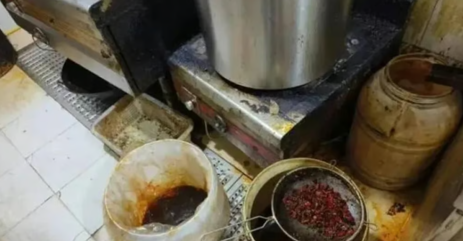 Phát hiện nhân viên quán lẩu múc dầu ăn từ thùng rác, chủ quán khẳng định để bán chứ không dùng nấu ăn - Ảnh 2